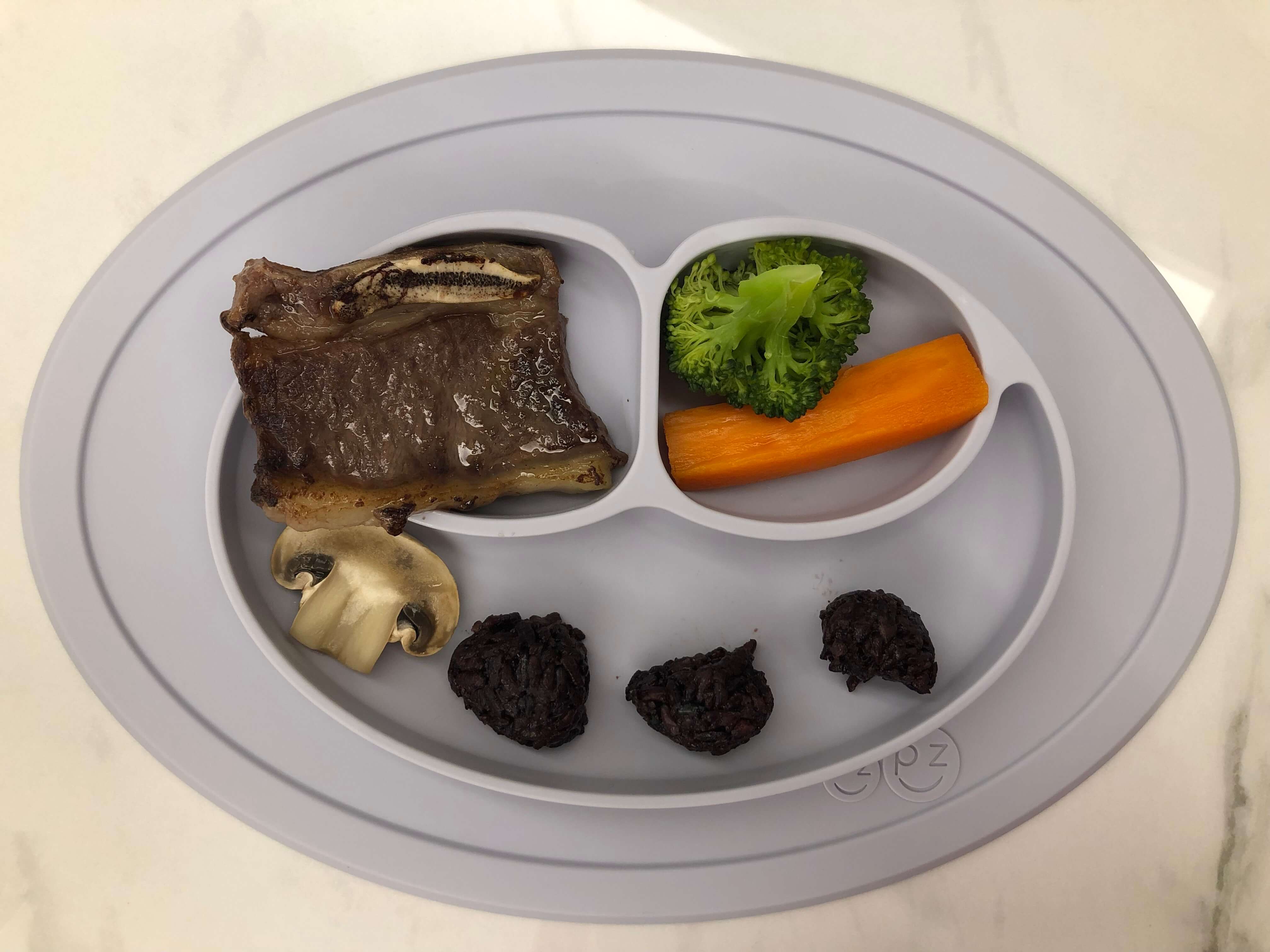 寶寶排餐, 副食品手指食物BLW 自主進食, 牛排, 花椰菜, 紅蘿蔔, 洋菇